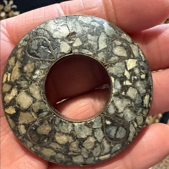 VINTAGE GENUINE INLAY AGATE BRASS BACKING MADE IN INDIA DONUT SHAPED 2.3" BROOCH - Picture 2 of 9